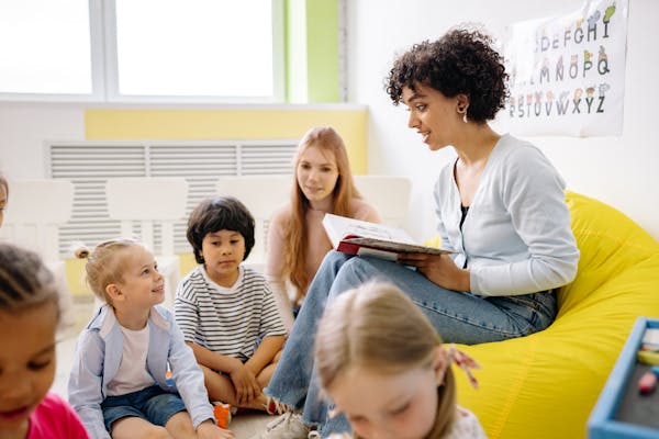 أخصائية تقرأ مع أطفال